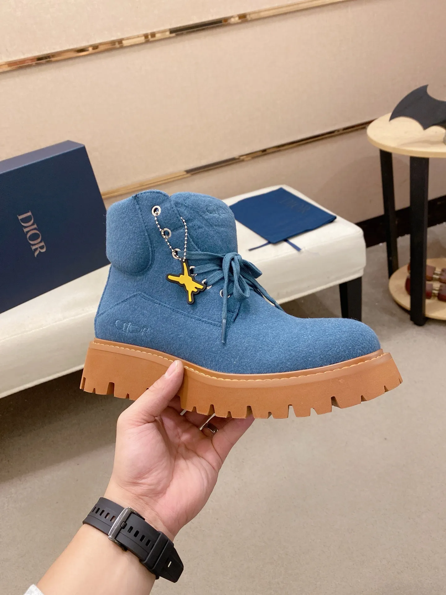 Factory price: 560💰[Dior·Dior] New casual high-top men's shoes, new spring and summer design, perfect workmanship, lace-up lazy style to create cabinet quality, upper: imported first-layer cowhide, high-grade sheepskin lining soft and comfortable, ultra-light TPU wear-resistant outsole, simple, versatile fashion men's shoes, excellent color code number 38-44. Customized at 45.46